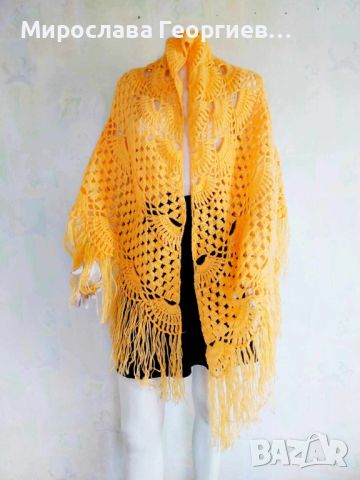 Ръчно плетени шалове от 70те години, Триъгълни с дълги ресни, снимка 1 - Шалове - 46452022