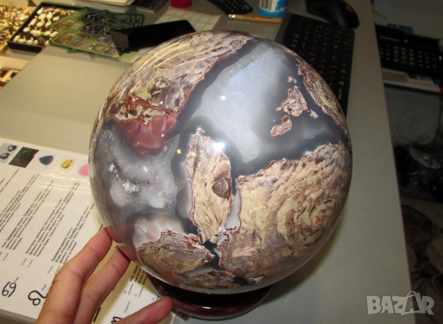 Голяма сфера от вулканичен ахат. Произход Мадагаскар. Тегло 10.6кг. Подходяща за медитация, йога, снимка 3 - Други ценни предмети - 52813129