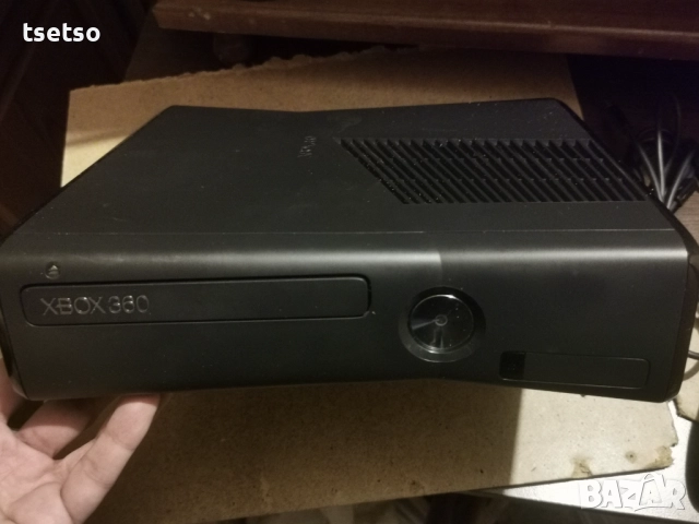 Xbox 360 Slim с 2 джойстика и дискове с 7 игри.