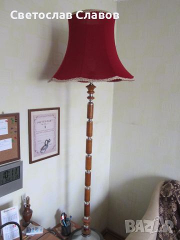 Висок лампион с голяма и красива червена шапка