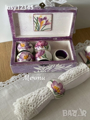 Дървена кутия с 6 пръстена за салфетки с пролетни минзухари, снимка 3 - Декорация за дома - 53843048