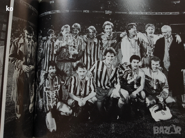 Футболни списания -холандски годишници за международен футбол 1986,1989,1990г, снимка 3 - Списания и комикси - 53296460