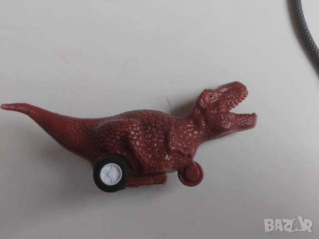 Динозавър на колелца 