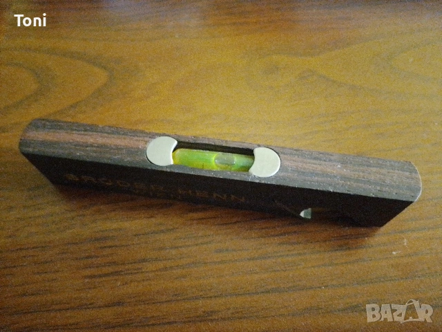 отварачка за алкохол с нивелир Bruder henn wien масивно дърво, цената е по договаряне 