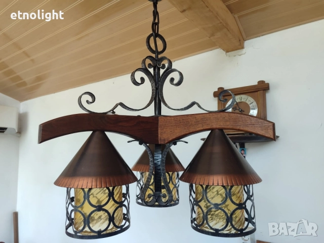 Красив полилей съчетание от дърво, метални капаци в меден цвят, ковано желязо и стъкленици , снимка 3 - Полилеи - 51533816
