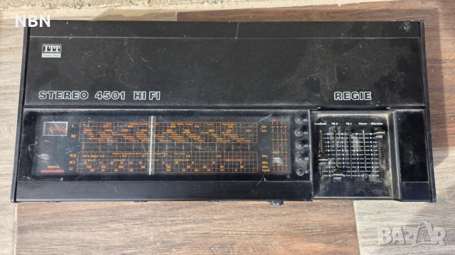 Старо немско радио с вграден стерео усилвател.