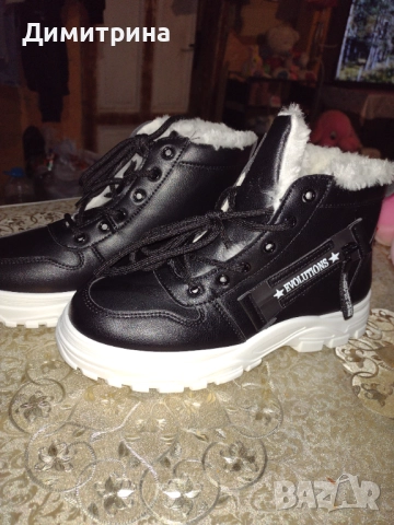 Чисто нови дамски боти