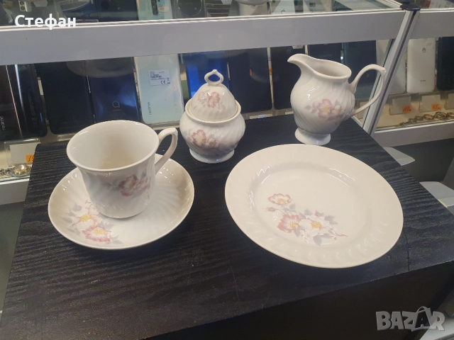 Порцеланов комплект / Сервиз за кафе с 6бр. чаши с 6бр. чинии, 6 по-големи чинии, каничка за мляко и, снимка 7 - Сервизи - 51986252