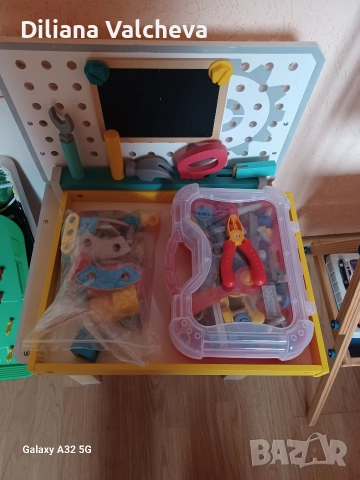 Продавам детска работна маса