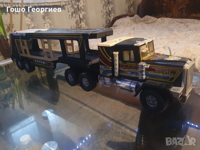 Голям метален камион автовоз