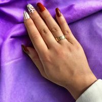 Златист дамски пръстен от медицинска стомана с интригуващи гравирани декорации, снимка 1 - Пръстени - 45469425