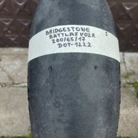 Слик задна гума за мотор bridgestone battlax 200/65/17, снимка 1 - Гуми и джанти - 45023395