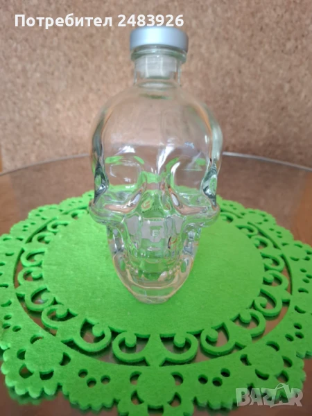 Бутилка от Crystal HEAD V0DKA с форма на череп, снимка 1