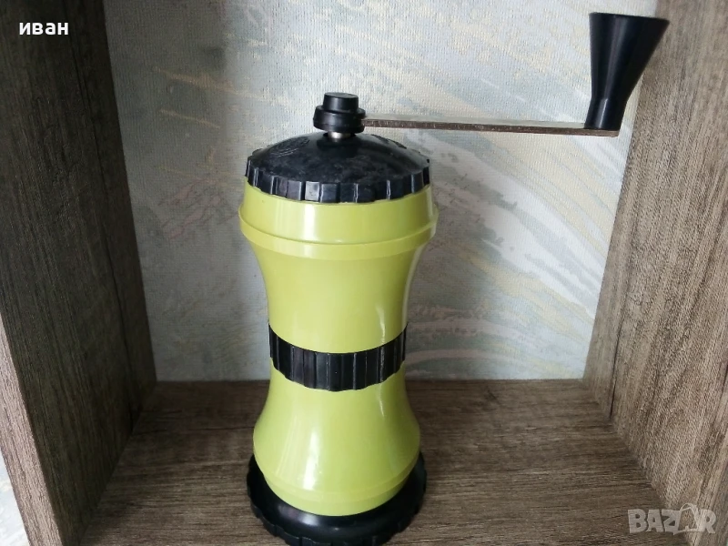 Стара мелничка за кафе и пипер,произведена в " ВМЗ Сопот", снимка 1