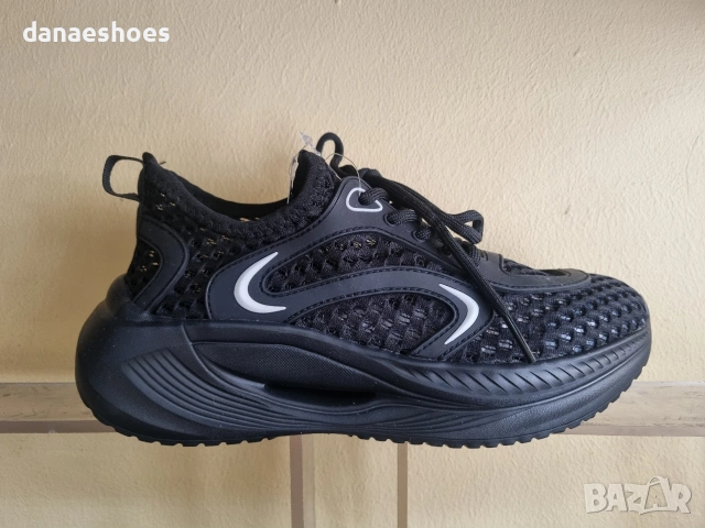 Дамски маратонки от дишаща материя в черно 