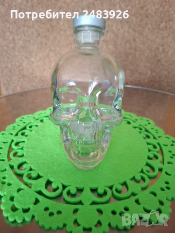 Бутилка от Crystal HEAD V0DKA с форма на череп