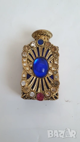 Старо стъклено шишенце за парфюм с обков и камъни