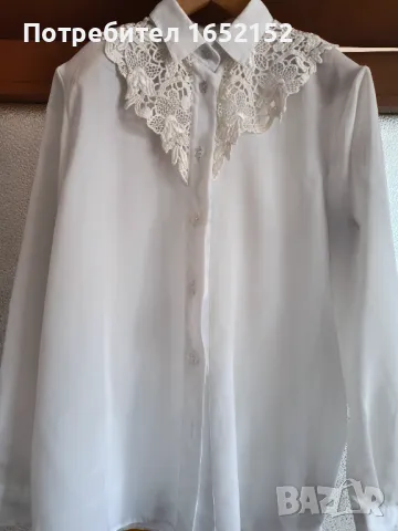 Бяла, копринена блуза с дантела. 