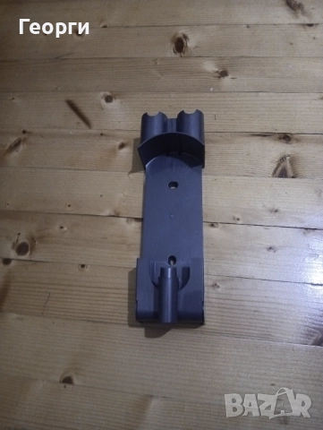 Продавам отлична прахосмукачка Dyson V8 с добра батерия и аксесоари, снимка 7 - Прахосмукачки - 52776474