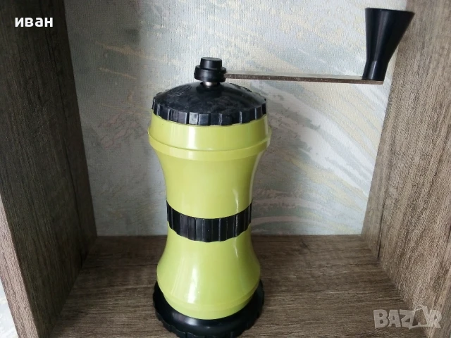 Стара мелничка за кафе и пипер,произведена в " ВМЗ Сопот"