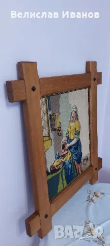 Гоблен "Млекарката" с вълнени конци и масивна дървена рамка, снимка 2 - Гоблени - 50054709