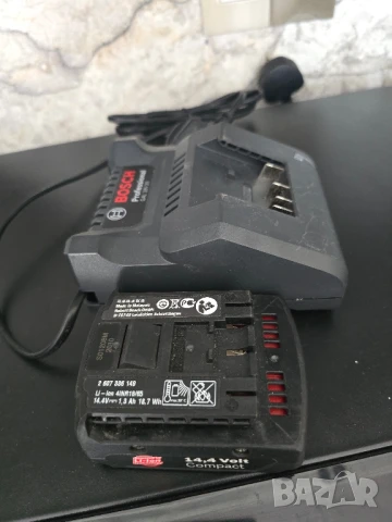 ПРОФЕСИОНАЛНО Зарядно BOSCH плюс 1 НОВА батерия НОВА, снимка 3 - Други инструменти - 51427428