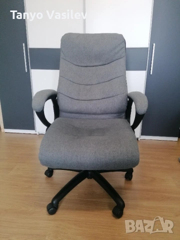 Офис стол с механизъм и тапицирани подлакътници
