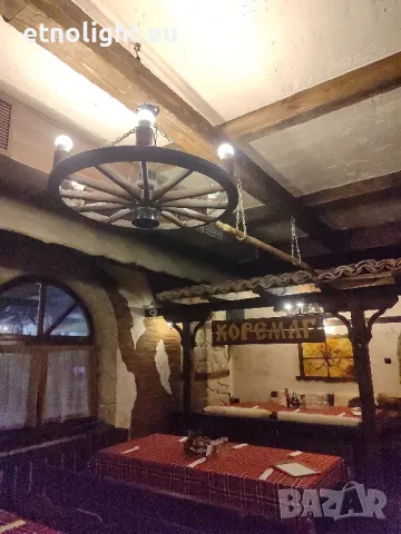 Полилеи, осветление от автентични реставрирани колела от каруца с дървени чашки , снимка 17 - Полилеи - 49455496