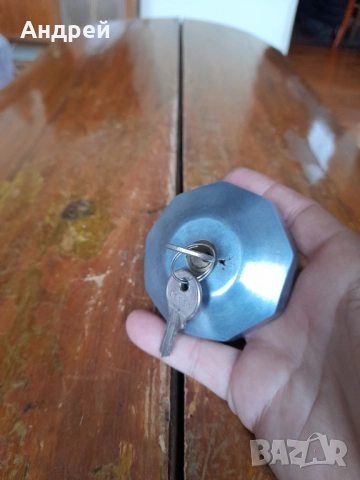 Стара капачка за резервоар #7, снимка 2 - Други ценни предмети - 52147232