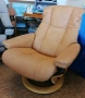 Стилно и изключително удобно релакс кресло от естествена кожа в топъл карамелен цвят. , снимка 1