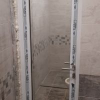 Подрязване на Алуминиеви Врати за баня, снимка 1 - Други ремонти - 45269882