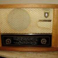 Старинно радио, снимка 1 - Антикварни и старинни предмети - 45325419