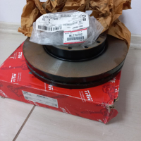 Продавам 2 бр спирачни дискове за Мицубиши Кантер, снимка 1 - Части - 45068943
