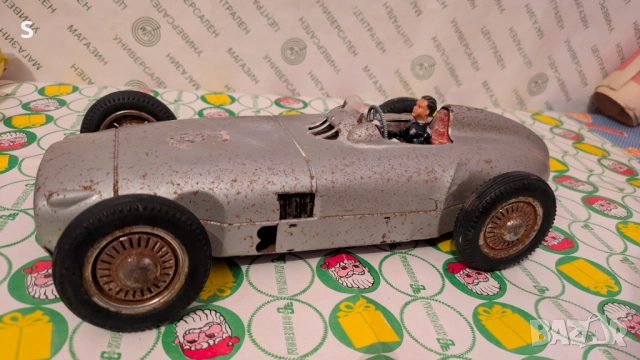 Стара състезателна кола. 