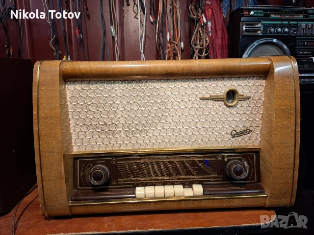 Продава се старинно дървено радио . 