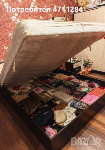 Спалня с матрак