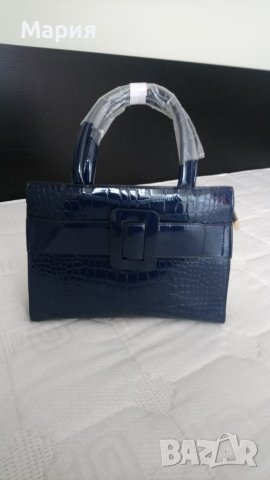 Нова, тъмносиня дамска чанта от лачена еко кожа, снимка 2 - Чанти - 51101140