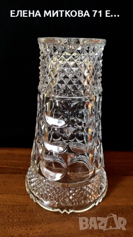 Една внушителна кристална ваза с богата геометрична гравюра и красиво оформен ръб, снимка 6 - Вази - 51660546