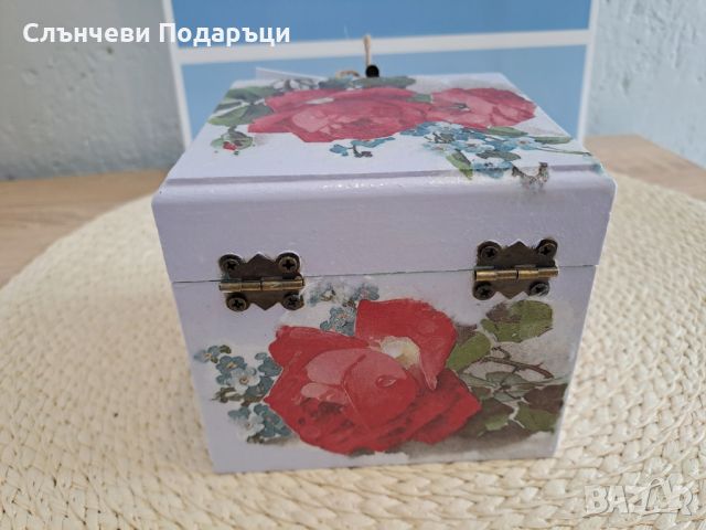 Декупаж Ръчно Изработена Кутия за Бижута с Цветя Червени Рози, снимка 3 - Други - 45523142