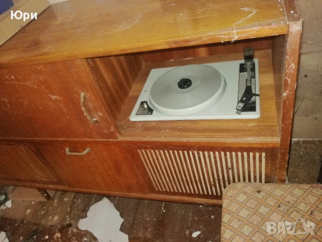 Продавам ретро радио-грамофон шкаф Хармония 103, снимка 2 - Антикварни и старинни предмети - 51339243