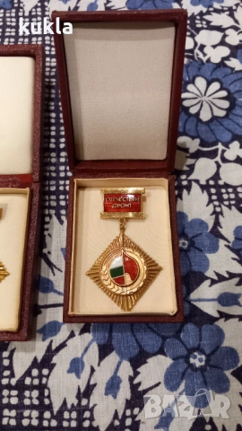 Орден Значка Отечествен фронт , снимка 3 - Антикварни и старинни предмети - 54175702