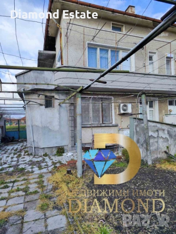 Двуетажна къща близнак в град Чирпан