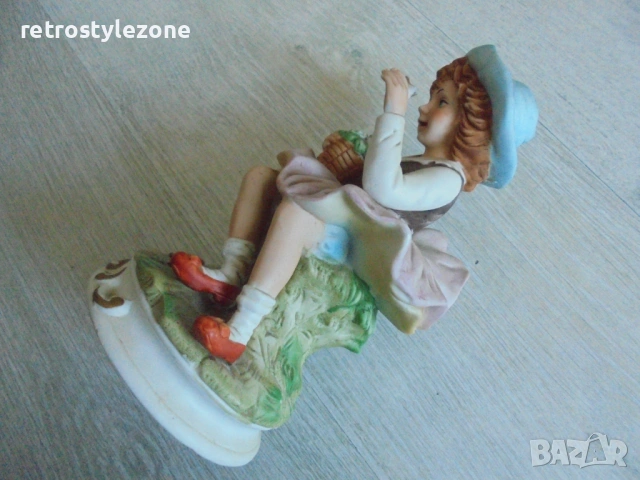 № 8429 Винтидж порцеланова фигурка – Момиче с цветя, снимка 2 - Други ценни предмети - 53025691
