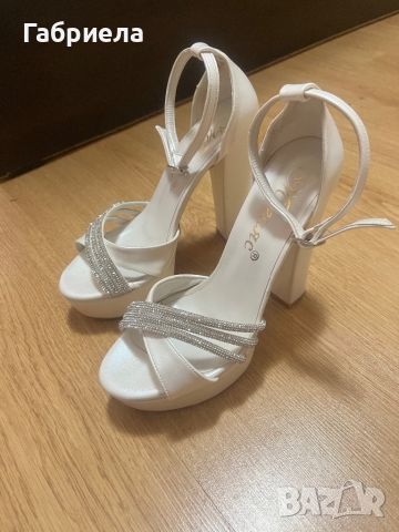 Бели обувки на ток , снимка 4 - Дамски обувки на ток - 46399843