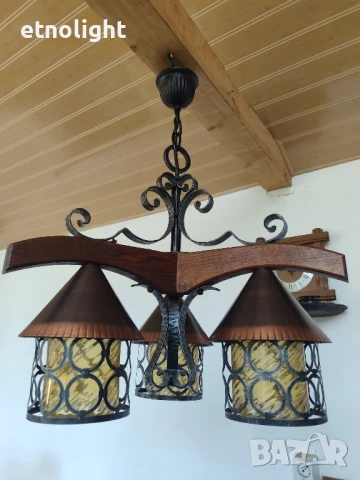 Красив старинен полилей съчетание от дърво, ковано желязо, метални капаци в меден цвят и стъкленици , снимка 2 - Полилеи - 51188758