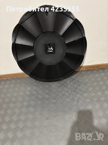 Продавам интересен метален часовник, снимка 2 - Стенни часовници - 52256195