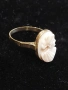 Дамски златен пръстен с коралова камея.Злато 14 карата, снимка 1