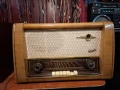 Продава се старинно дървено радио . , снимка 1