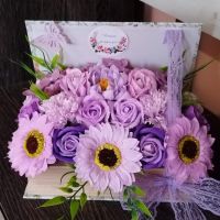 Кутия книги със микс от сапунени цветя изработени от пластичен сапун , снимка 1 - Подаръци за жени - 45495942