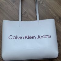 Оригинална бяла чанта Calvin klein, снимка 1 - Чанти - 45559133